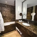 Mercure West & Convention Center 5*
