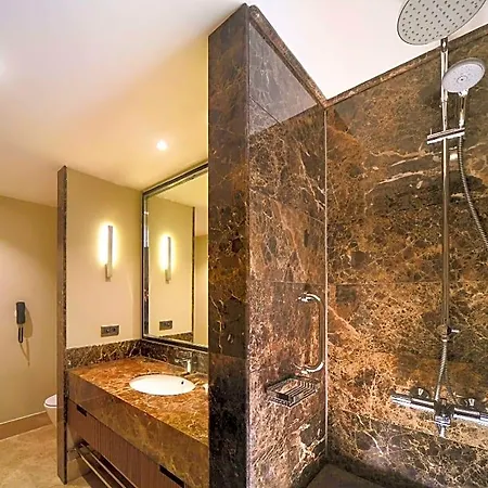Mercure West & Convention Center Hotell 5*