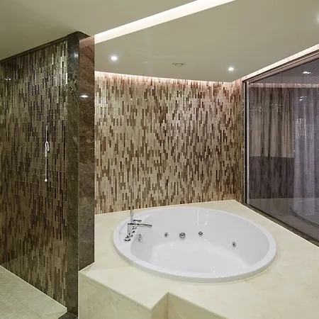 Mercure West & Convention Center Hotell 5*