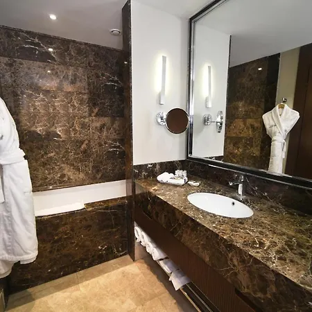 Mercure West & Convention Center 5*