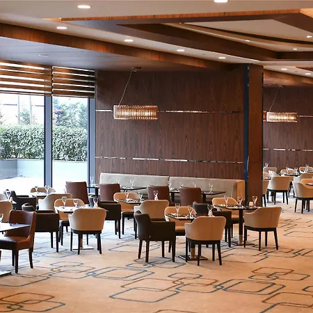 Mercure West & Convention Center Hotel 5*