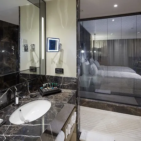 Mercure West & Convention Center 5*